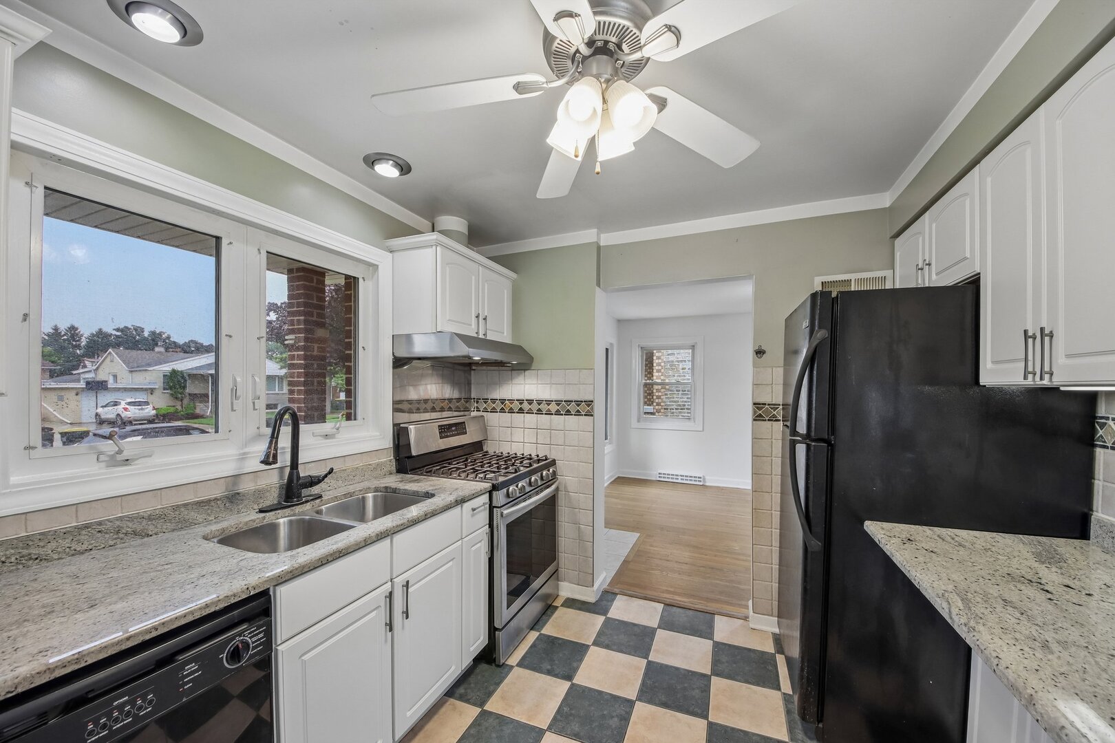 2556 Wood Street Property Photo 10