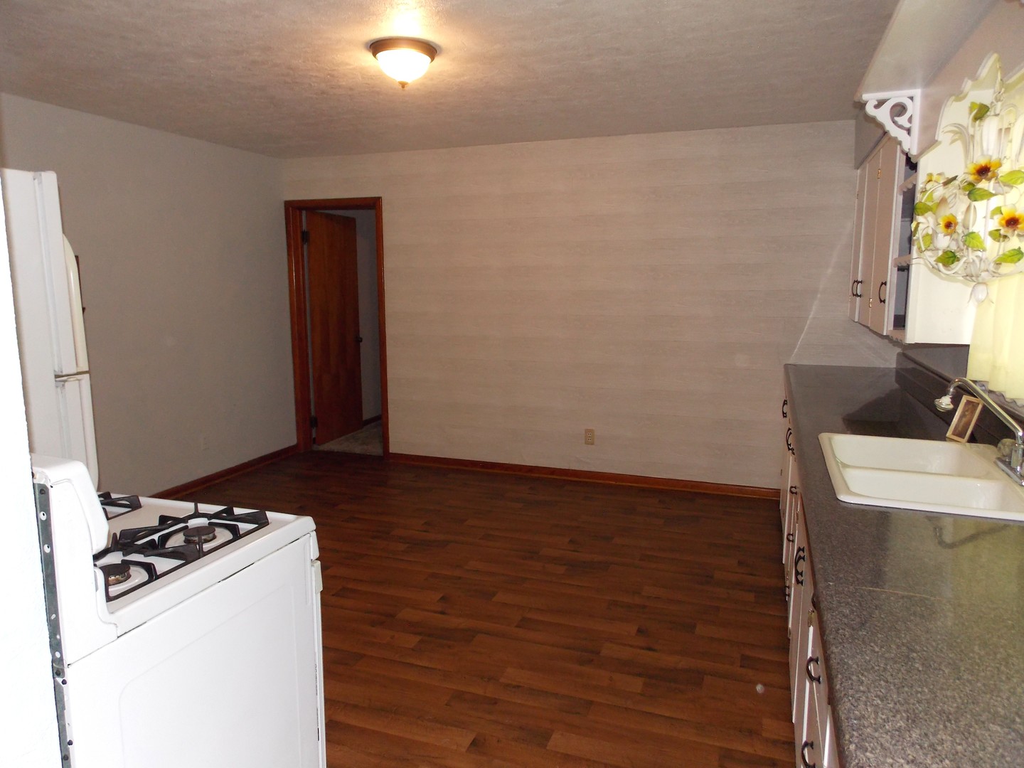 210 E 4th Street Property Photo 8