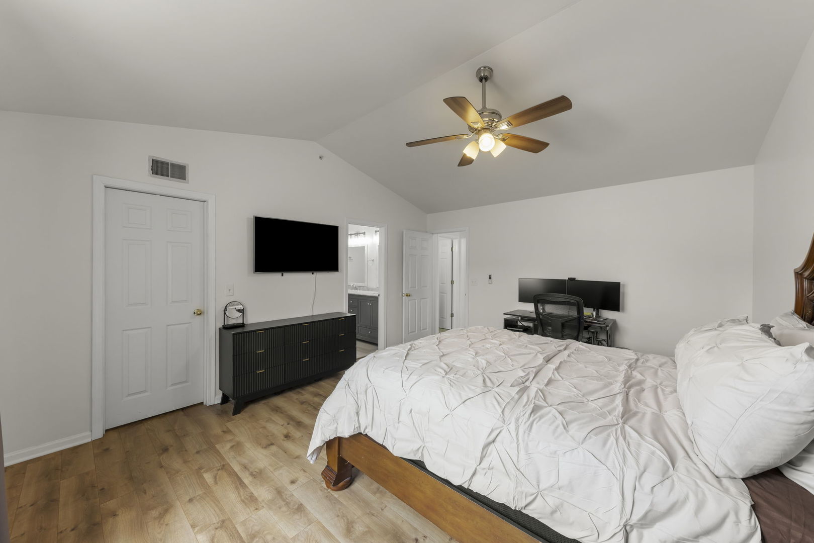 2641 N Greenwood Avenue Property Photo 13