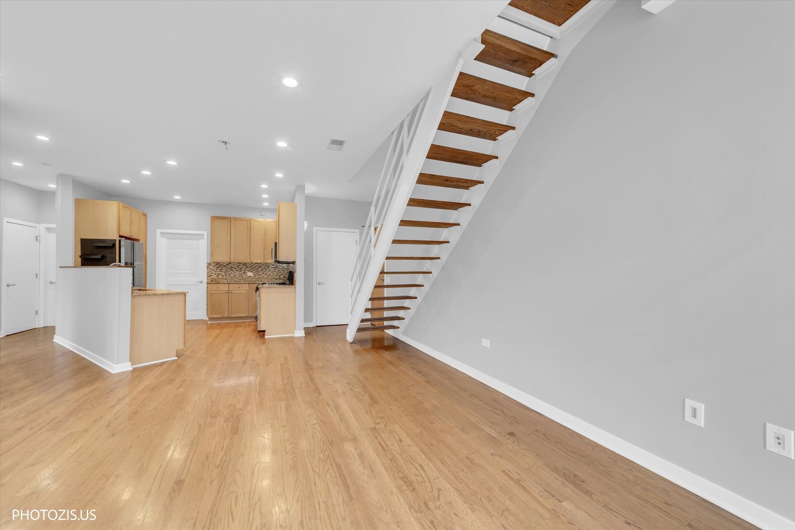 912 W Chicago Avenue 403 Property Photo 7