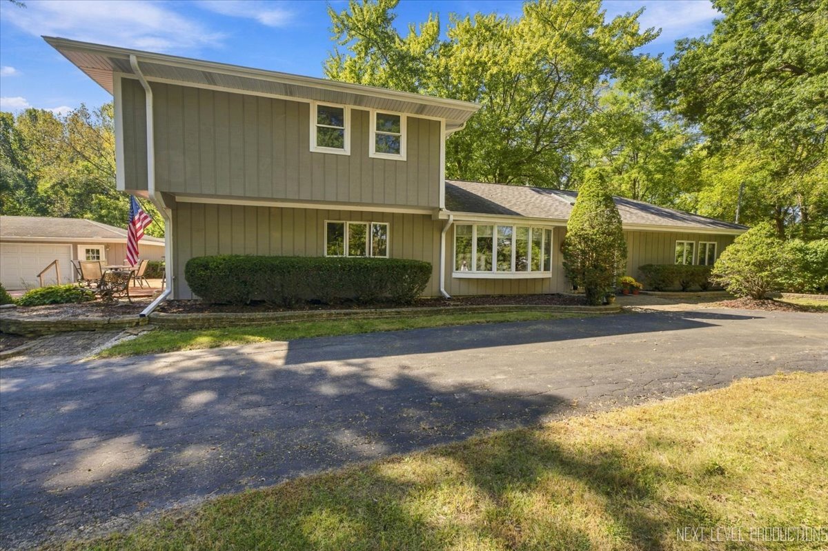 2n720 Woodcrest Drive Property Photo 2
