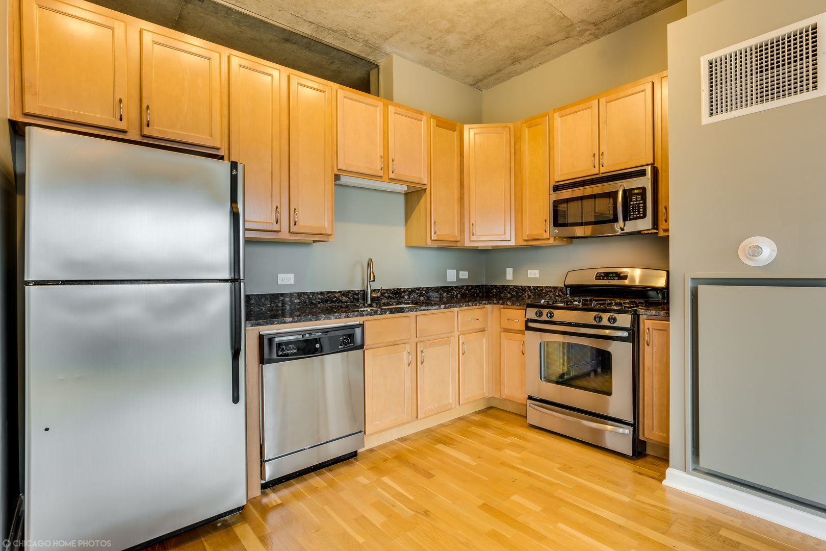 1122 W Catalpa Avenue 402 Property Photo 5