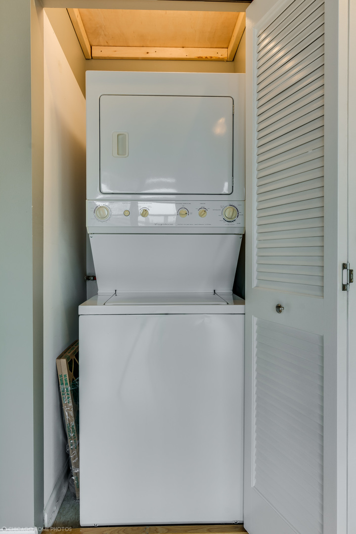 1122 W Catalpa Avenue 402 Property Photo 6