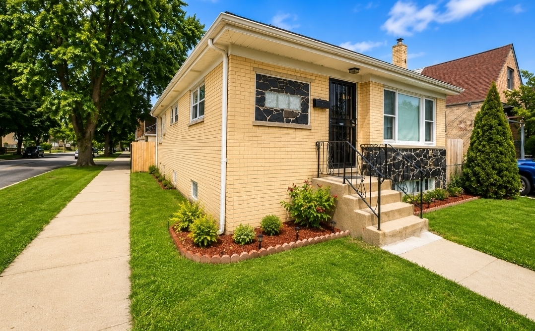 3000 N Neenah Avenue Property Photo 2