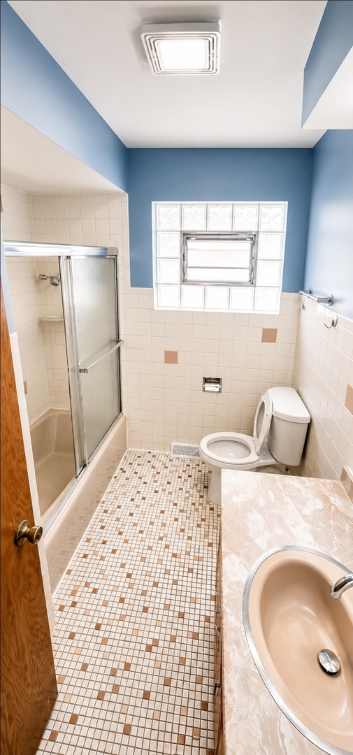 3000 N Neenah Avenue Property Photo 6