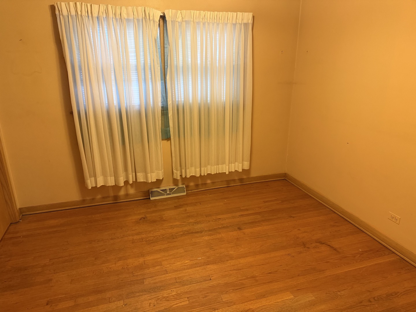 8325 S Karlov Avenue Property Photo 9