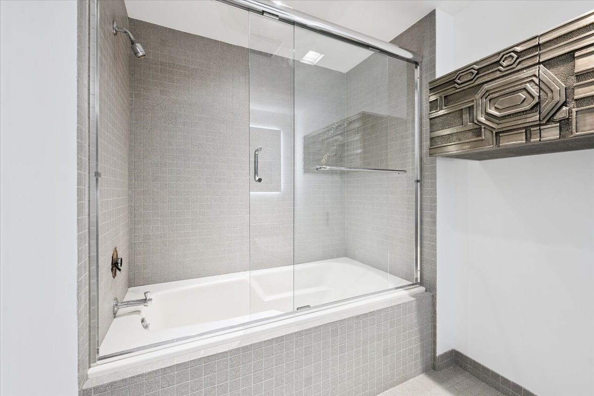 1318 N Astor Street Property Photo 73