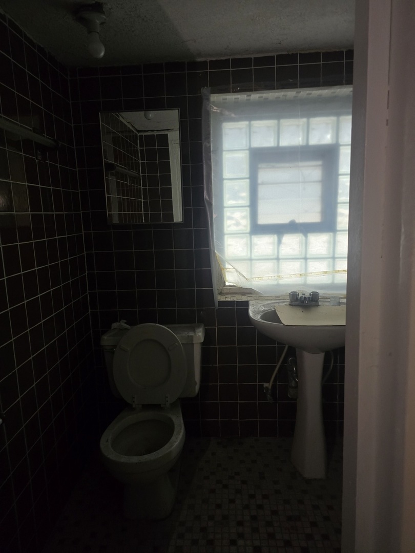 8237 S Burley Avenue Property Photo 8