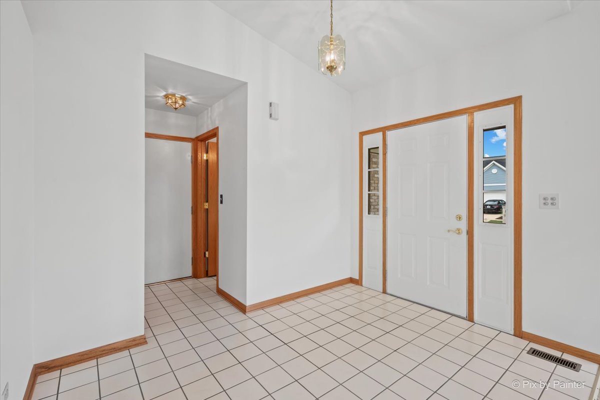664 Mayfair Drive Property Photo 4