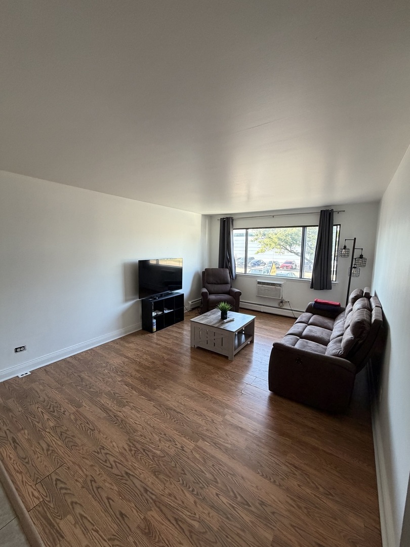 5358 N Cumberland Avenue 213 Property Photo 3