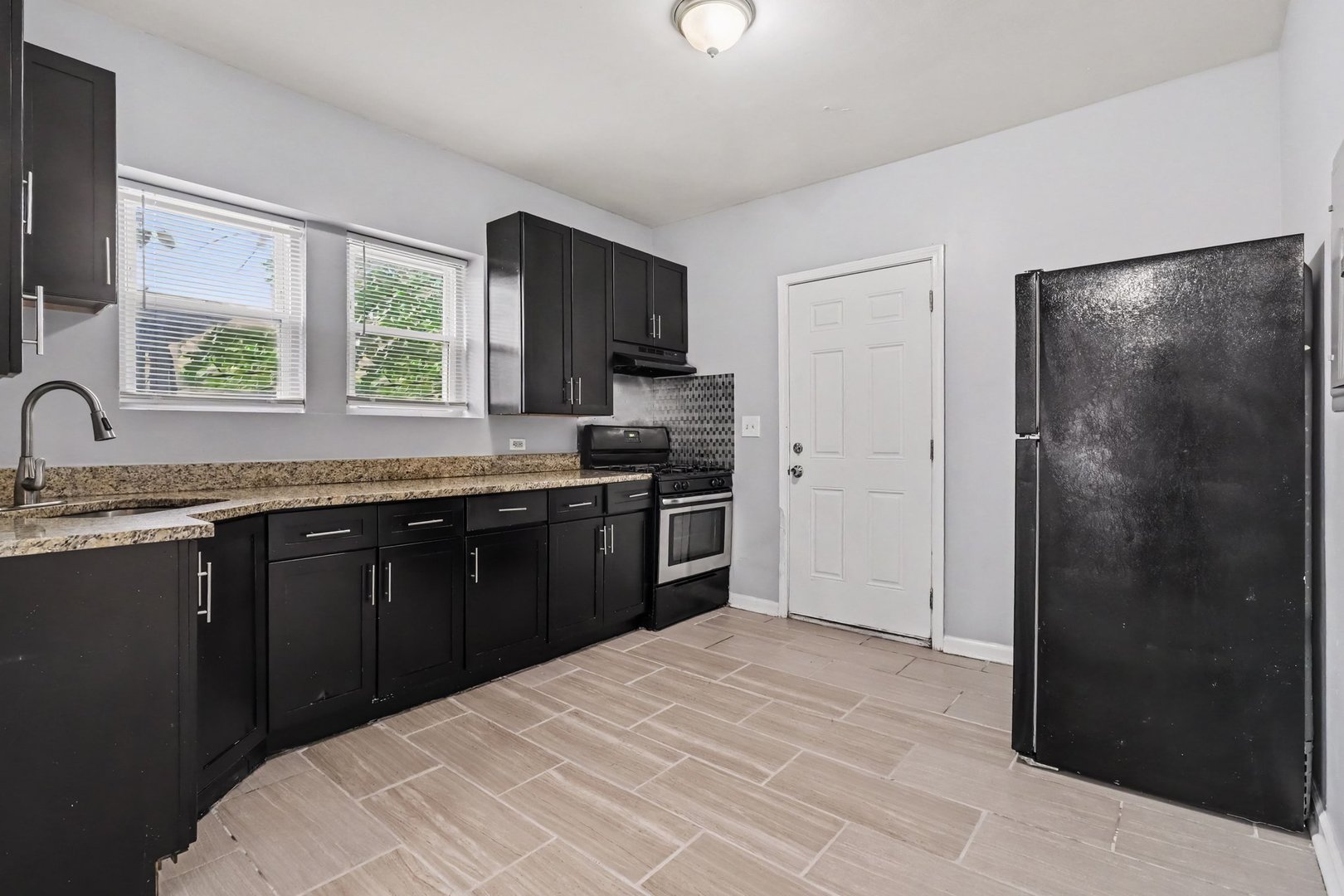 6931 S Woodlawn Avenue Property Photo 5