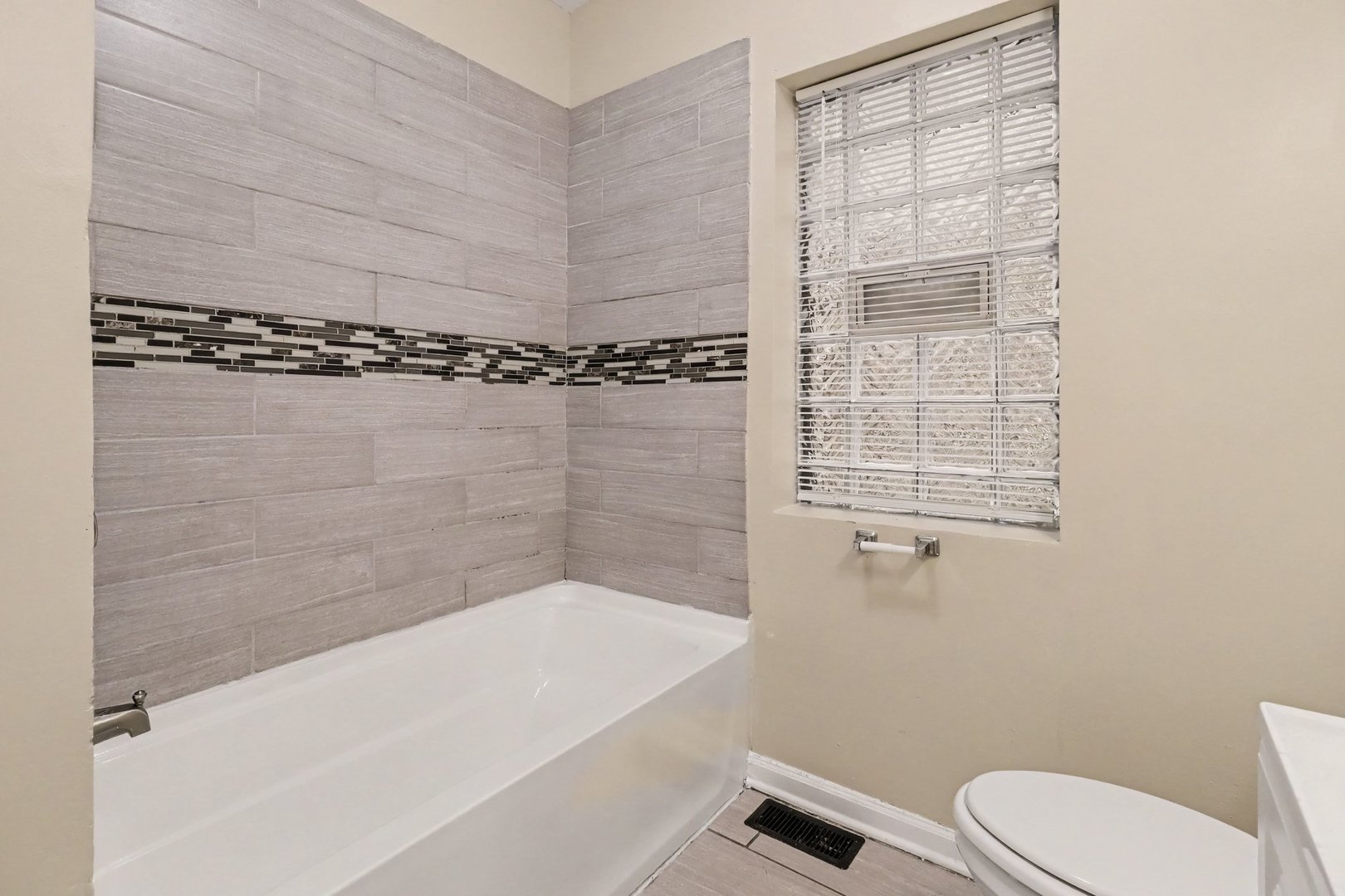 6931 S Woodlawn Avenue Property Photo 9