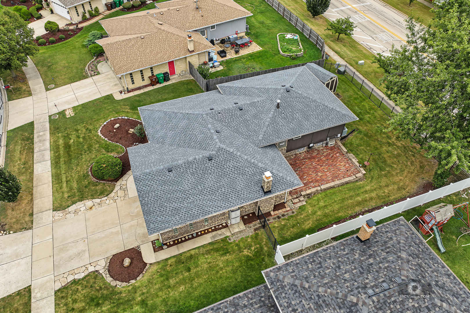 17325 Locust Avenue Property Photo 2