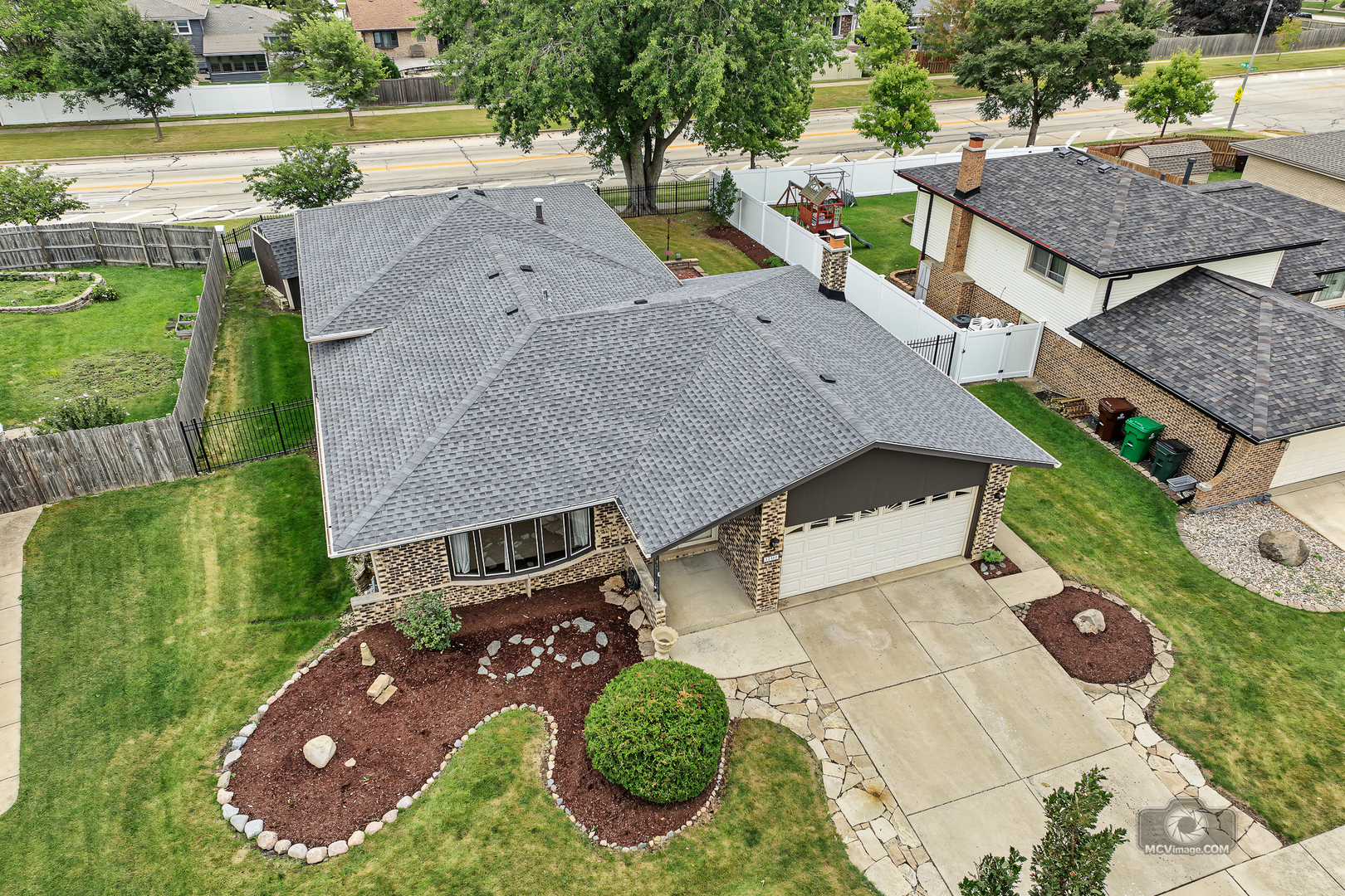 17325 Locust Avenue Property Photo 3