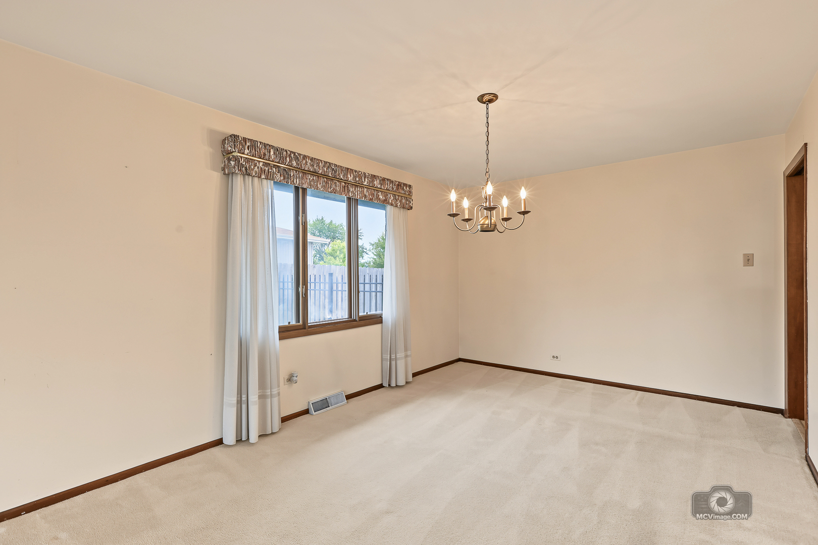17325 Locust Avenue Property Photo 9