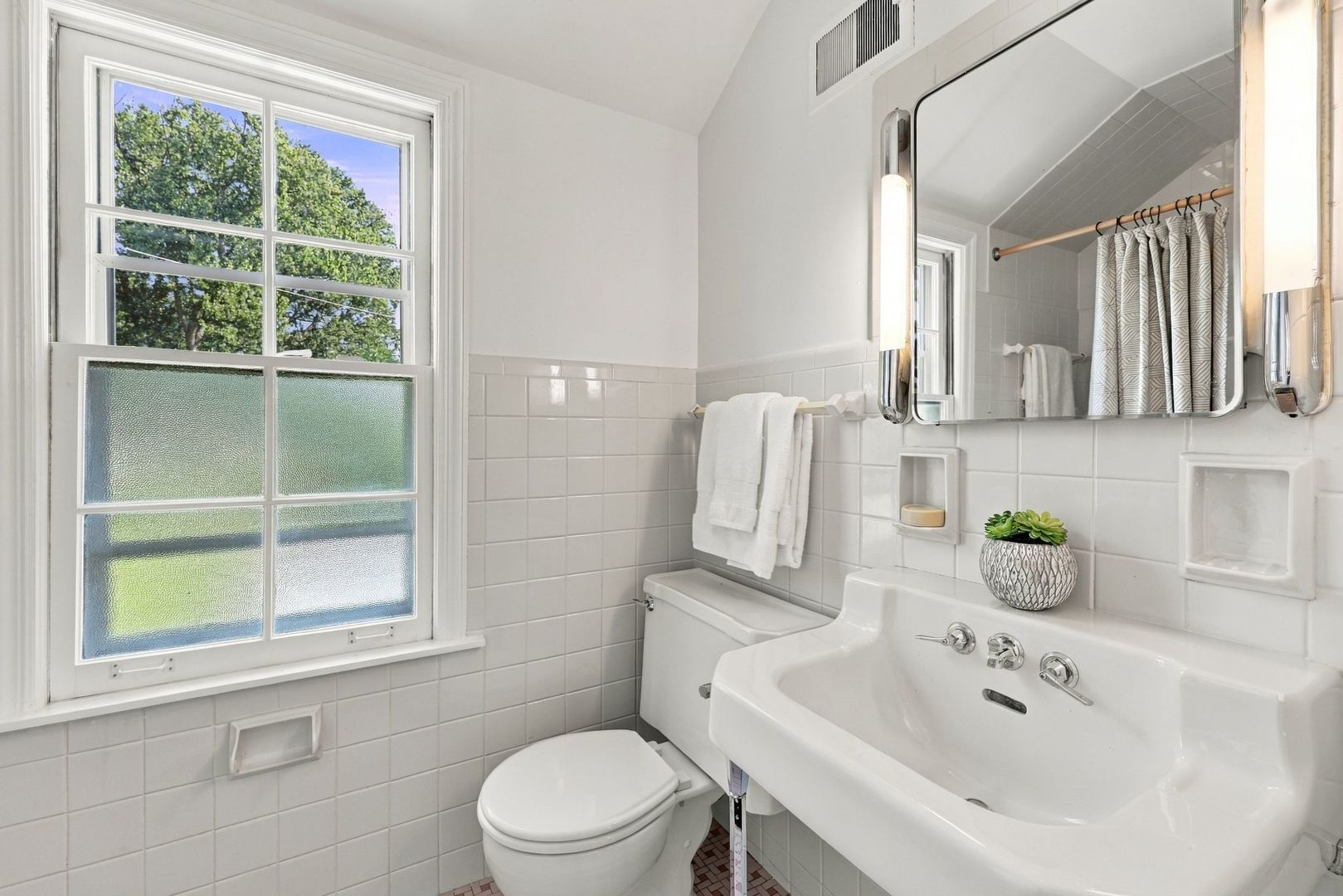 2111 Lincolnwood Drive Property Photo 22