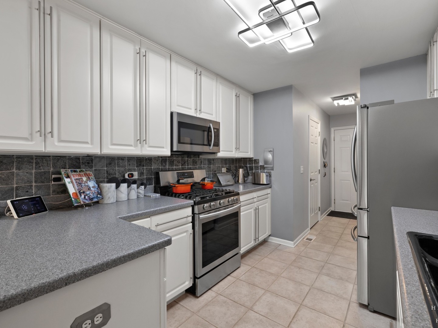 1024 N Earls Court Property Photo 11