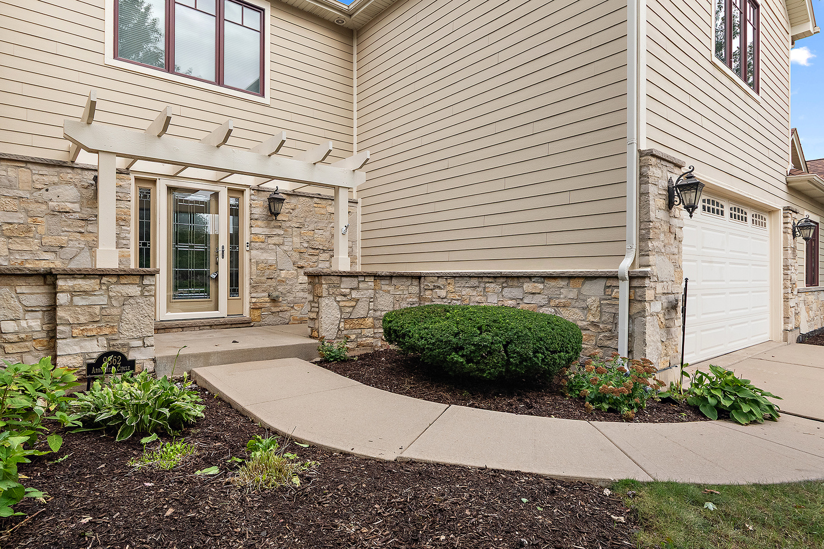 9362 Arrowhead Circle Property Photo 3