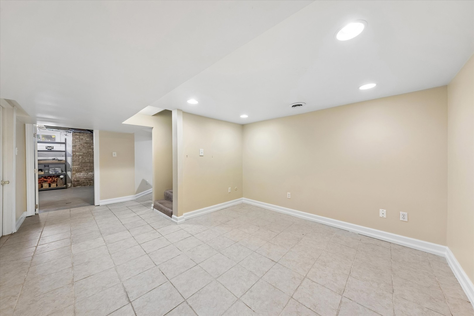 380 Oak Street Property Photo 17