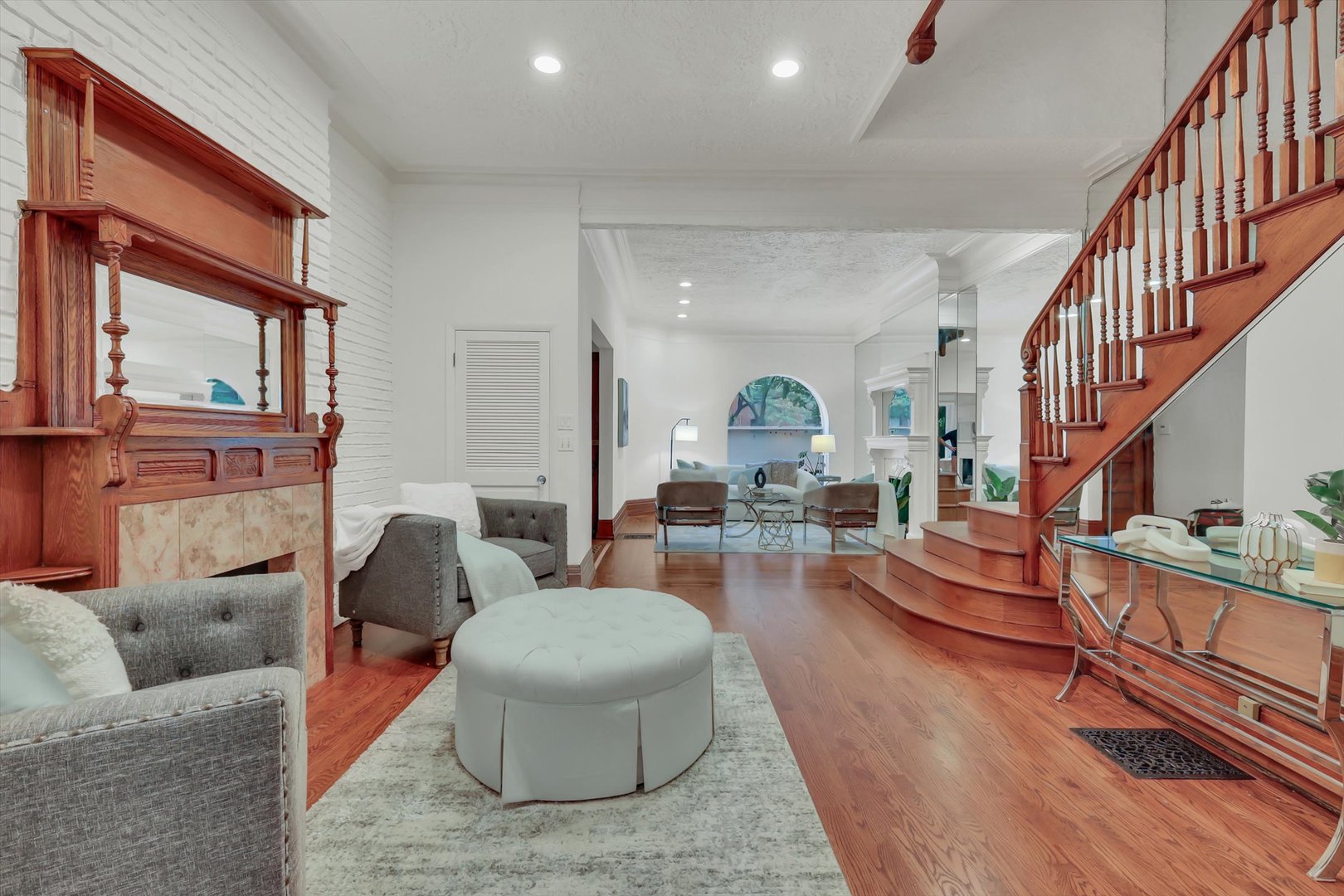 1034 N La Salle Drive Property Photo 11