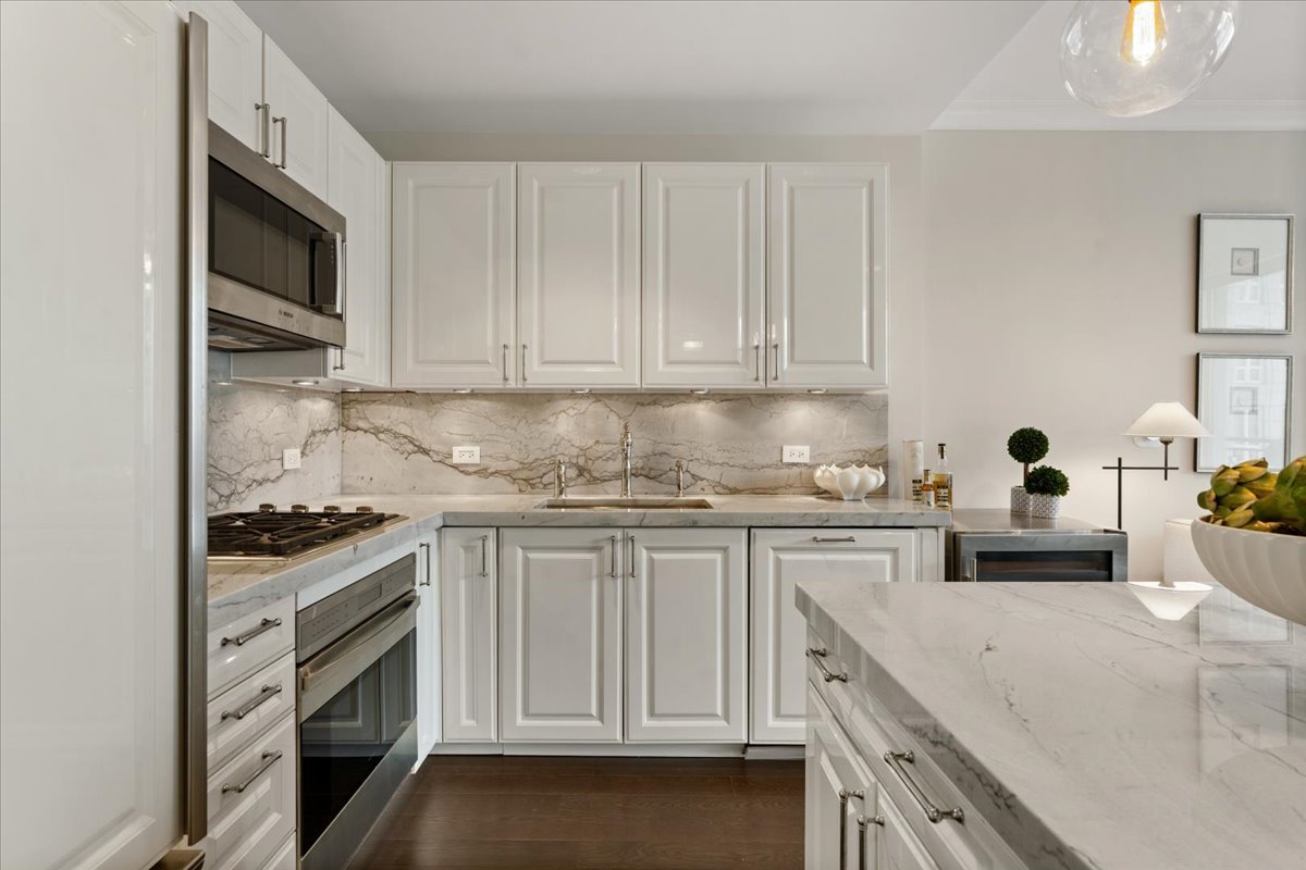 10 E Delaware Place 11a Property Photo 7