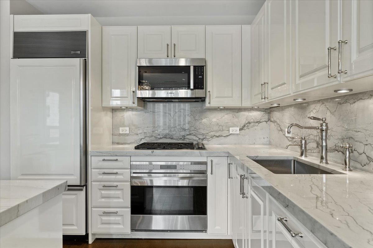 10 E Delaware Place 11a Property Photo 8