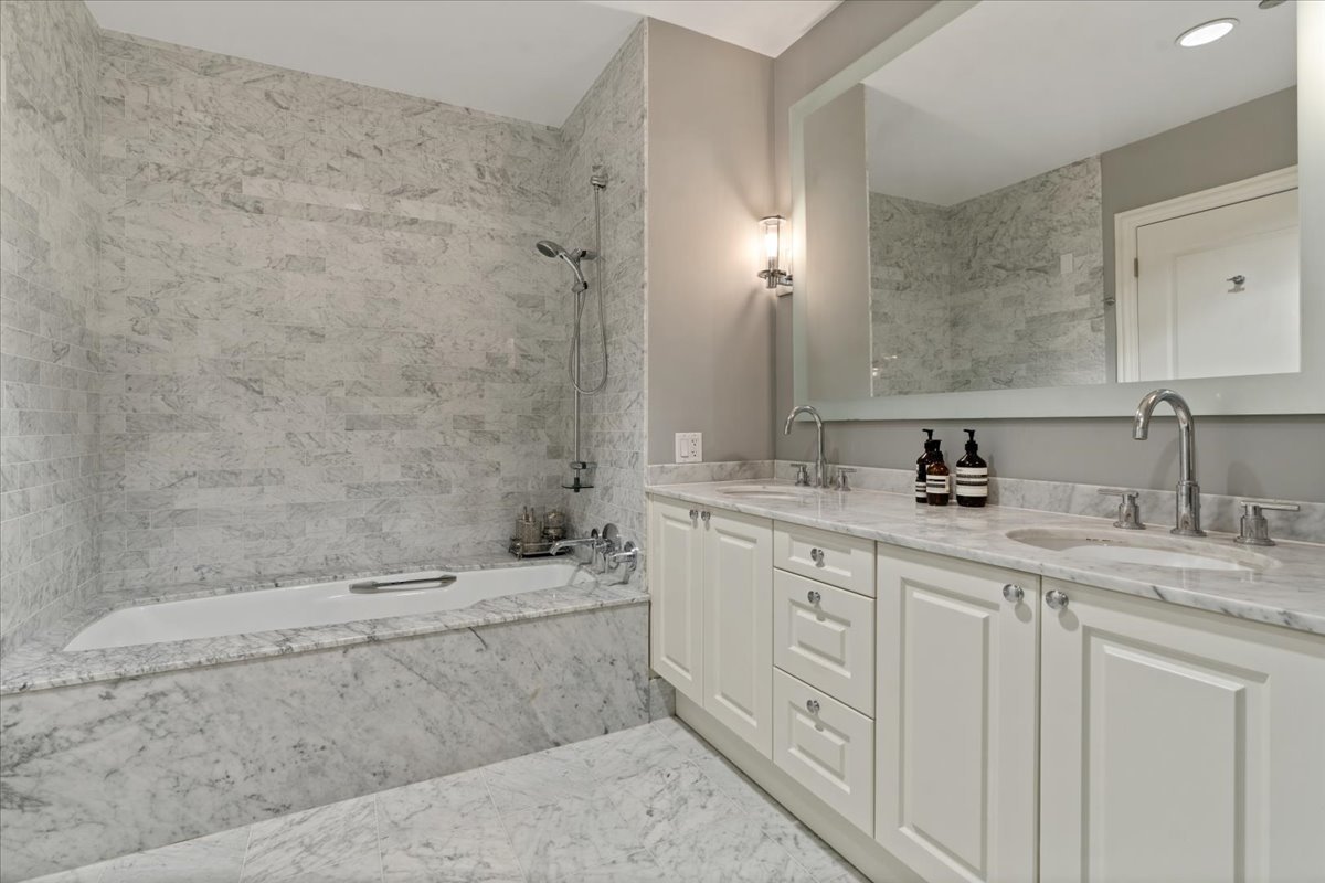 10 E Delaware Place 11a Property Photo 17
