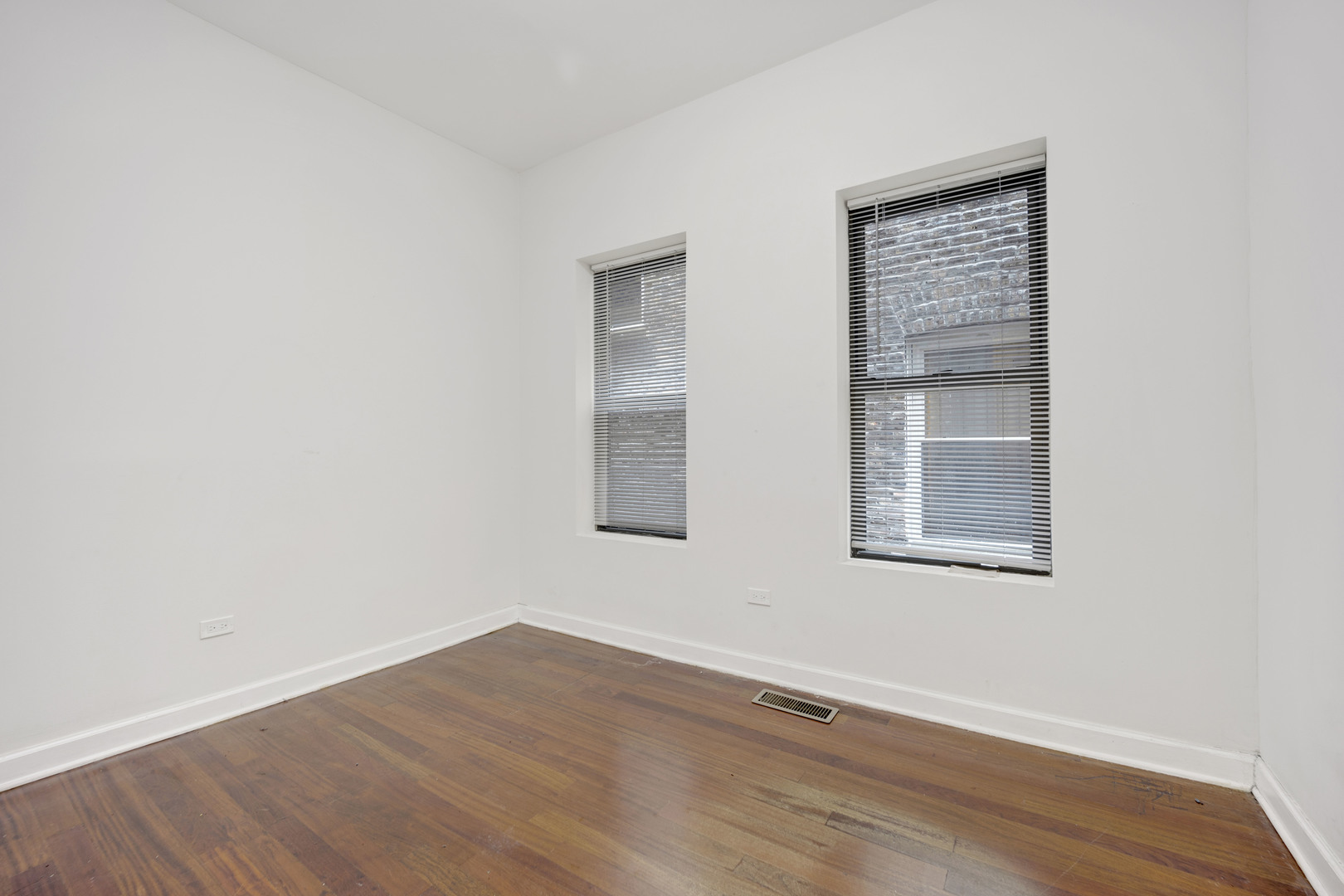 1010 W Dakin Street 1 Property Photo 6