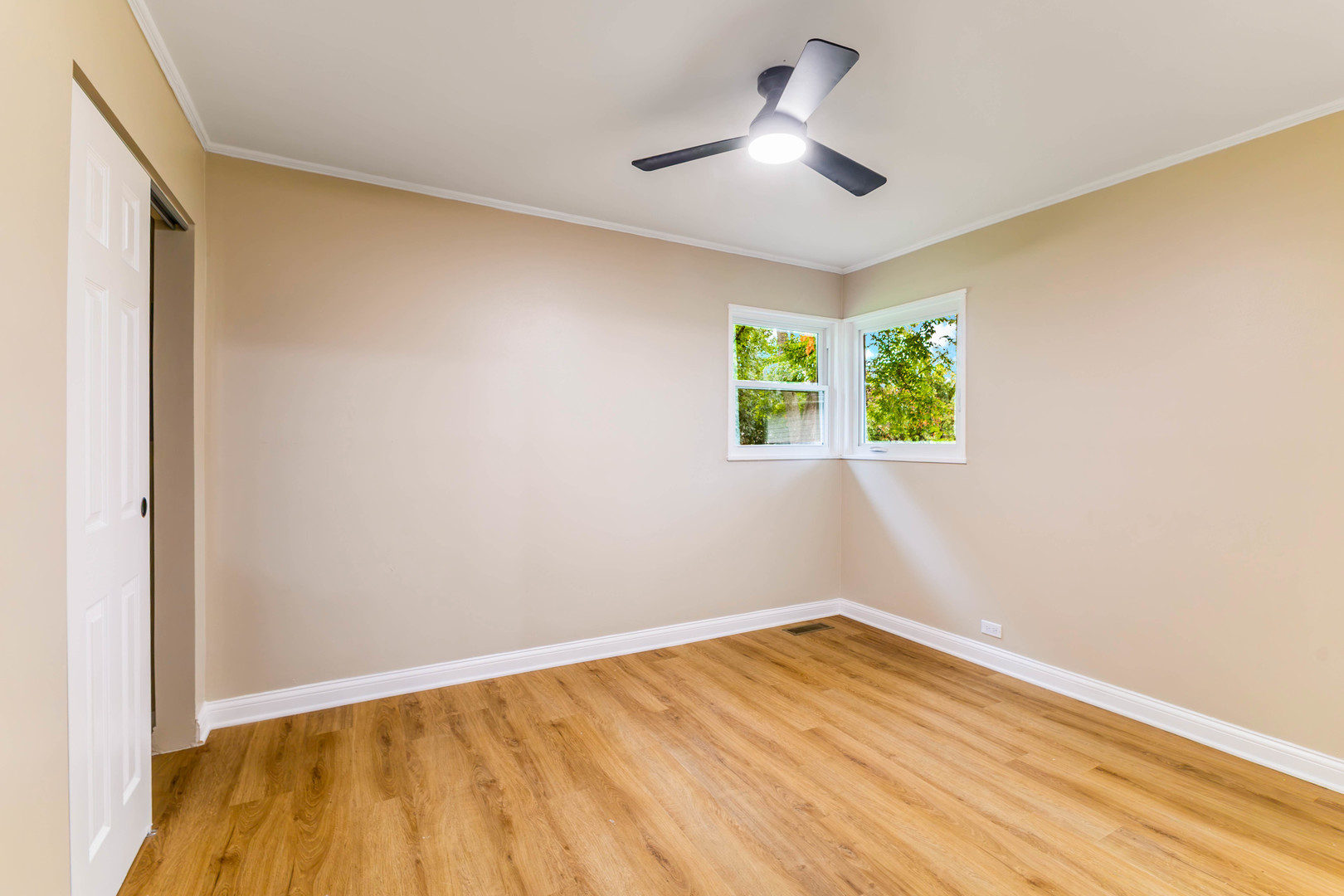 574 Lakewood Boulevard Property Photo 11