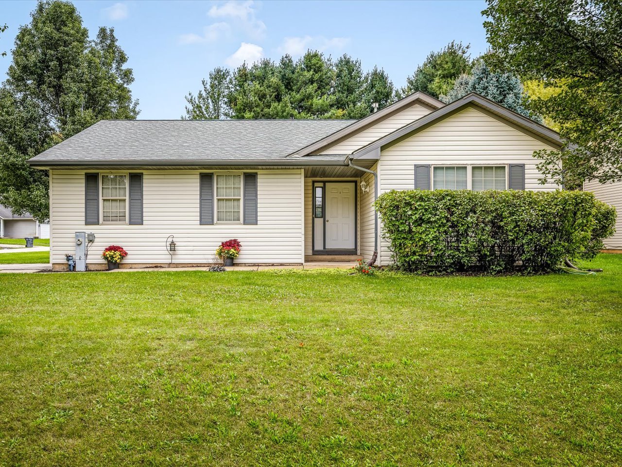 101 Gables Drive Property Photo 1