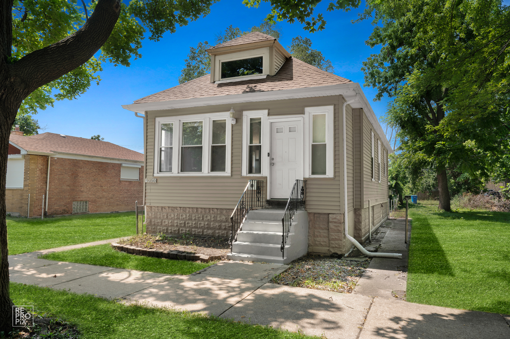 9050 S Ellis Avenue Property Photo 2
