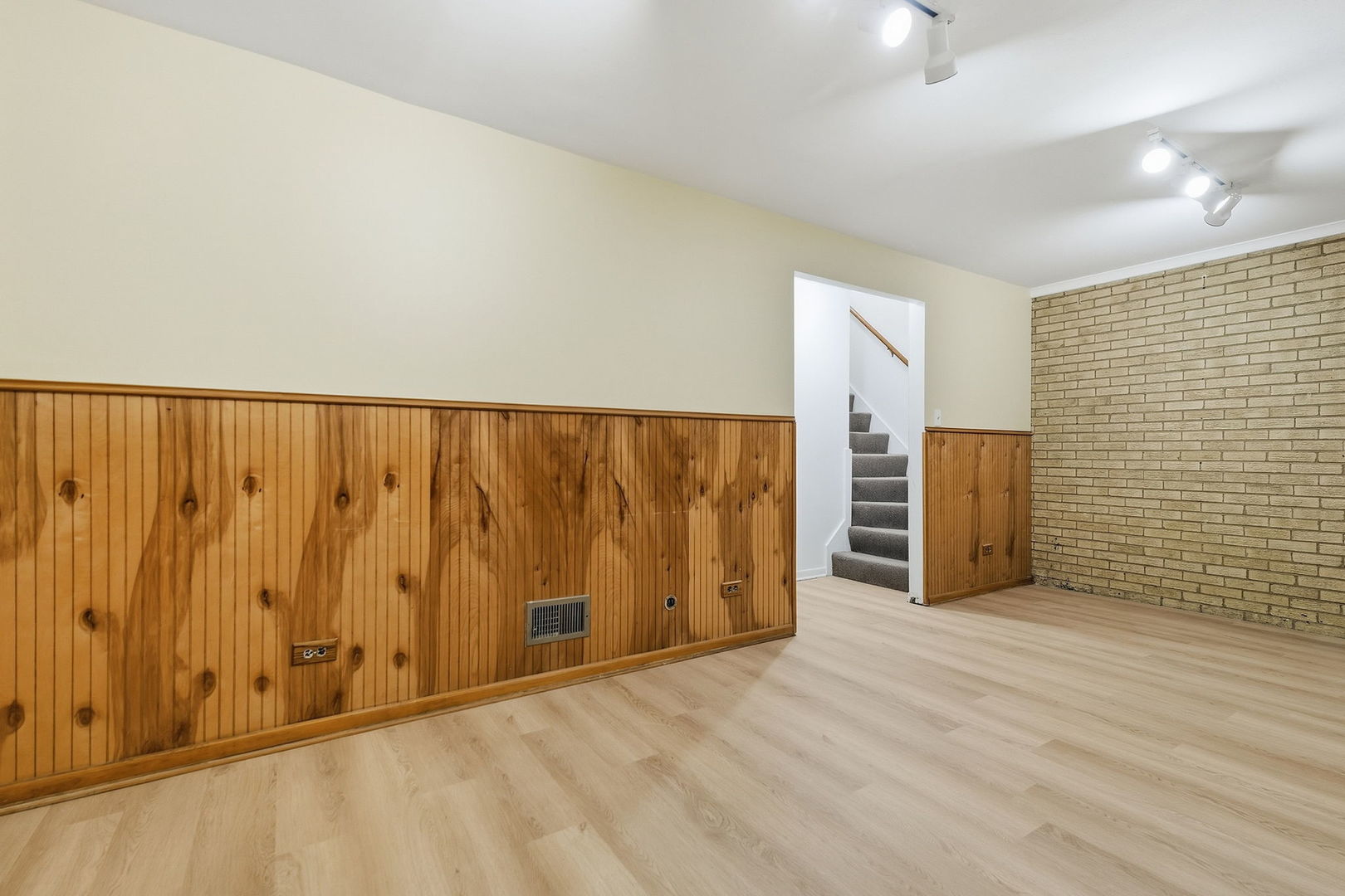 1174 E 53rd Street Property Photo 18