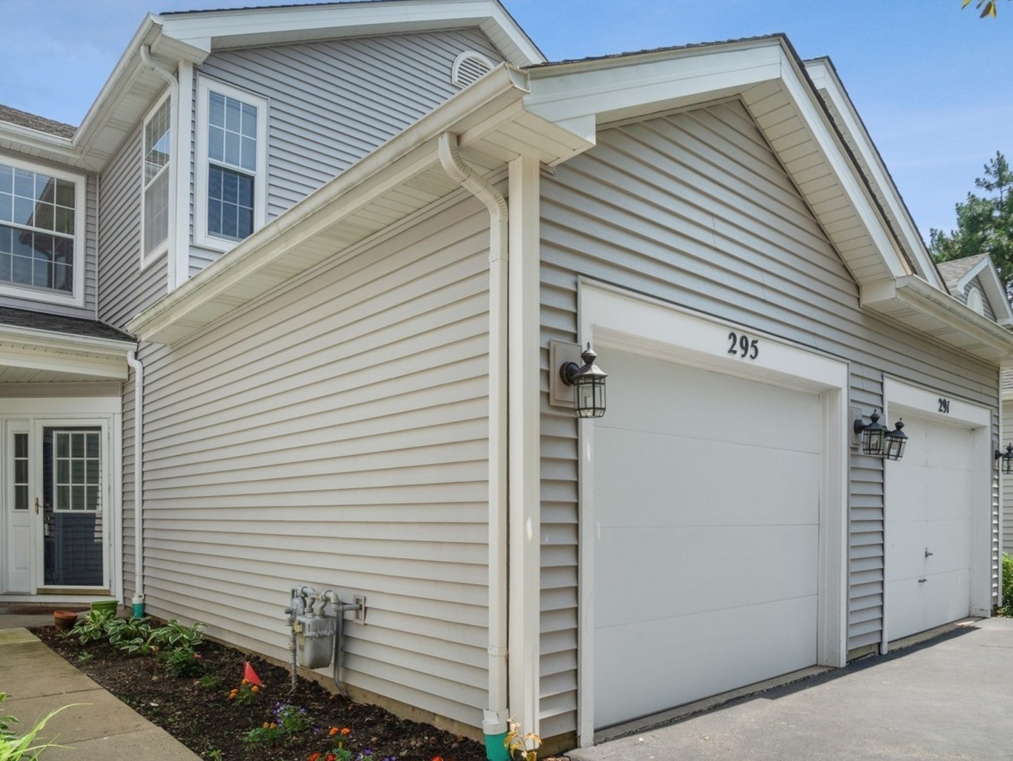 295 Hunterdon Court Property Photo 1