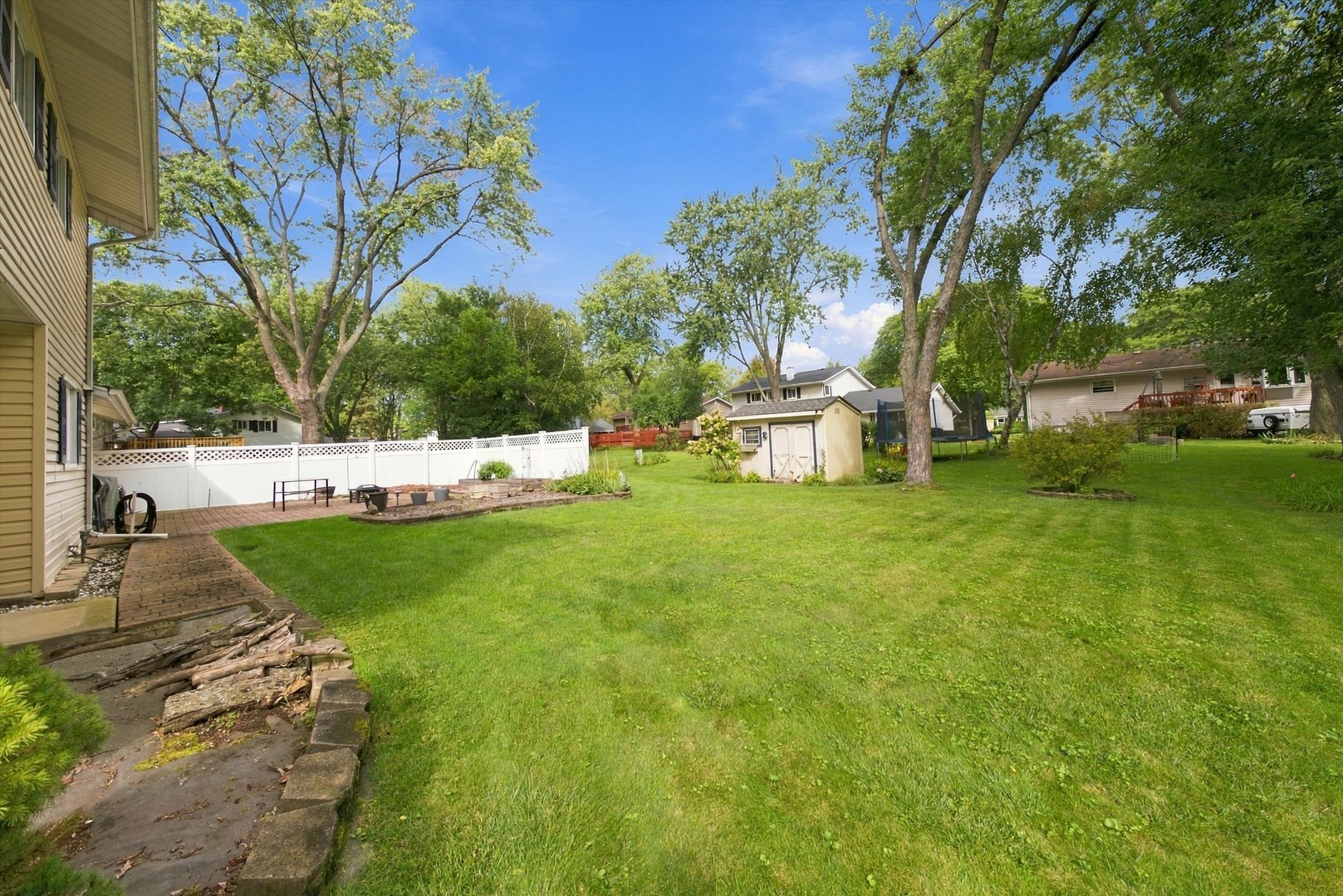 894 E Schirra Drive Property Photo 2