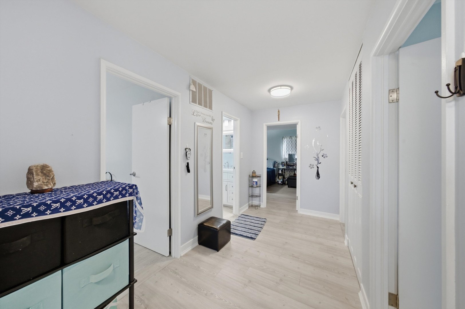 894 E Schirra Drive Property Photo 10