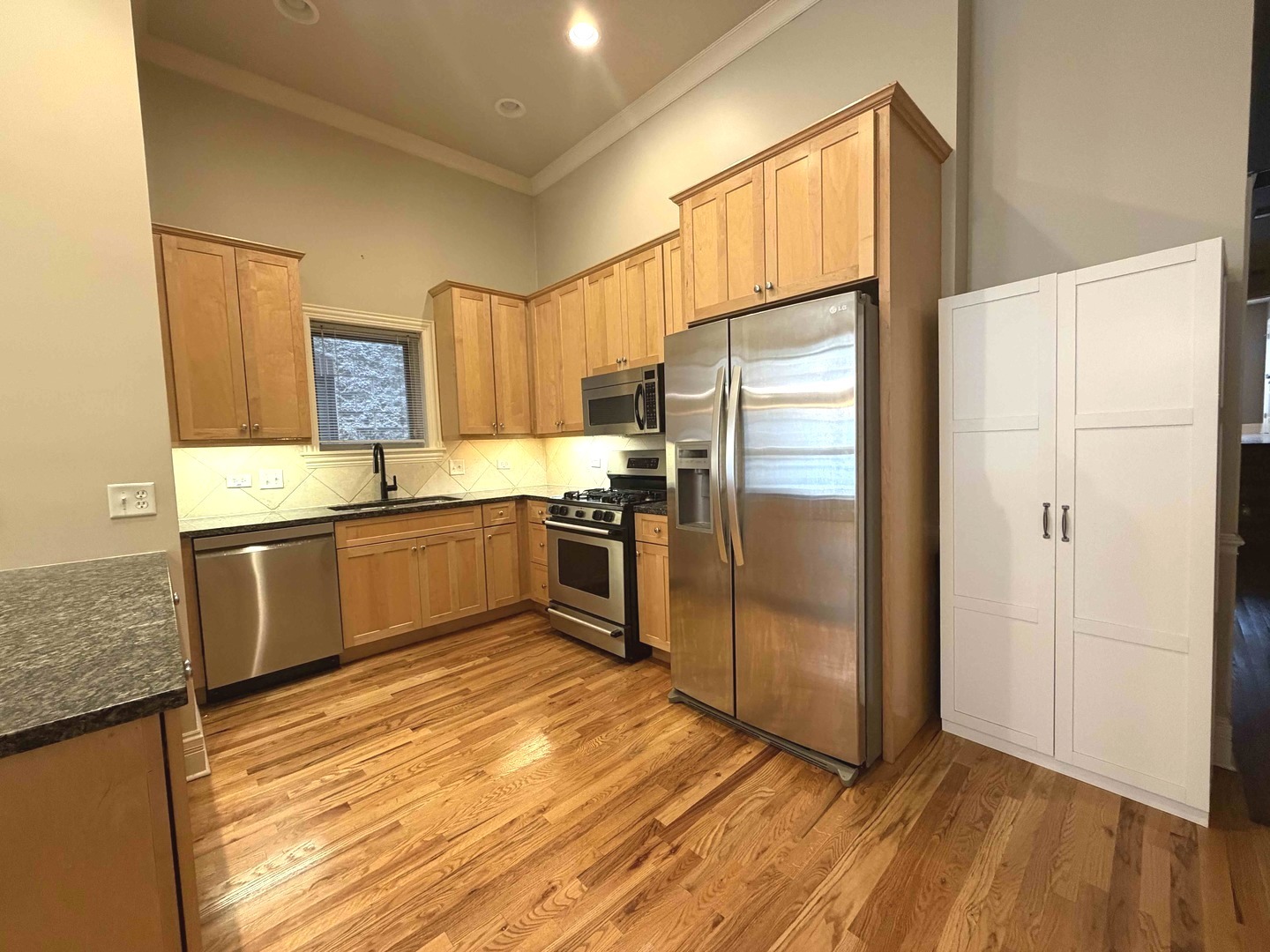 924 W Dakin Street 1 Property Photo 6