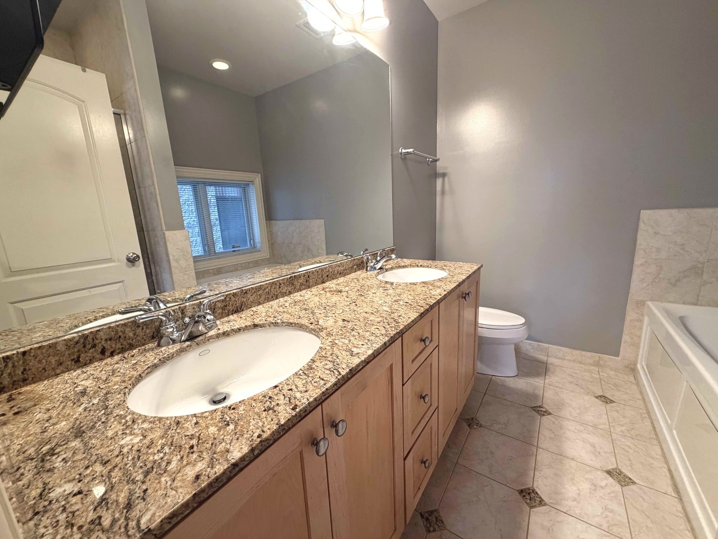 924 W Dakin Street 1 Property Photo 8