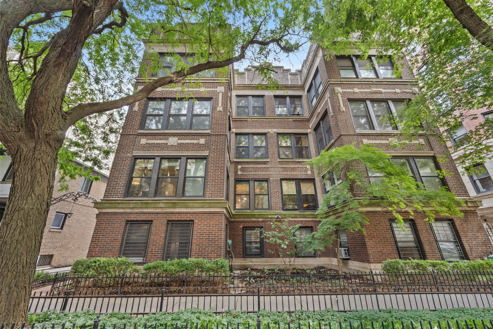 425 W Briar Place 1e Property Photo 1