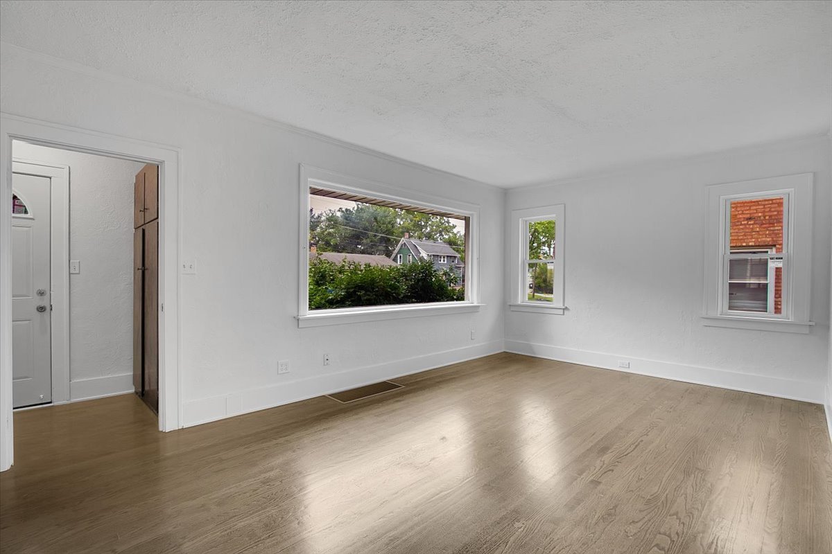 14741 Riverside Drive Property Photo 13