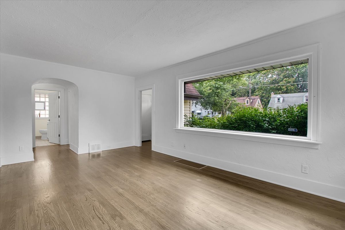 14741 Riverside Drive Property Photo 14