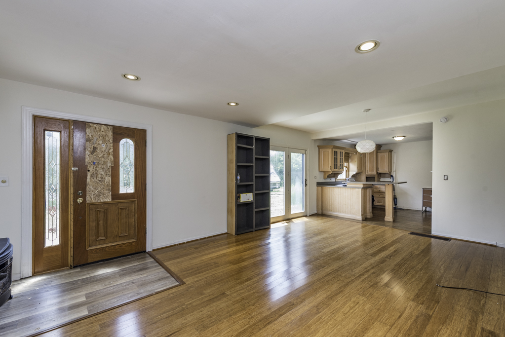 39056 N Poplar Street Property Photo 2