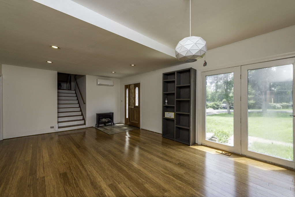 39056 N Poplar Street Property Photo 5