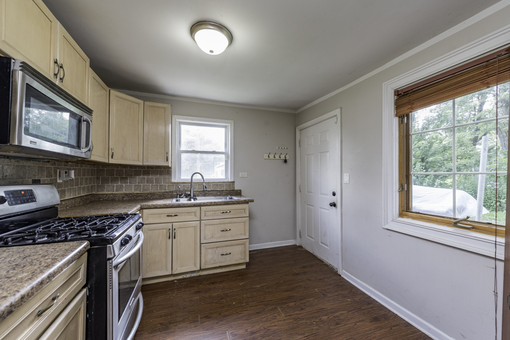 39056 N Poplar Street Property Photo 8