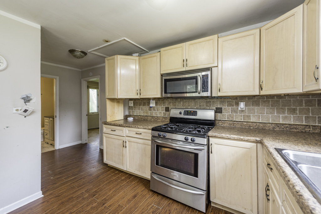 39056 N Poplar Street Property Photo 9