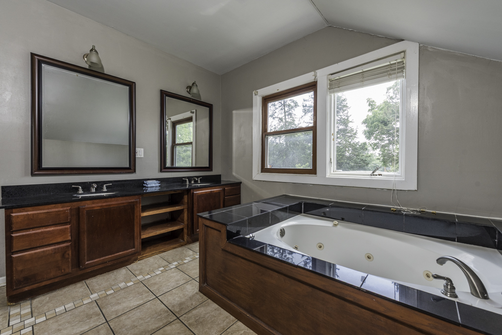 39056 N Poplar Street Property Photo 12