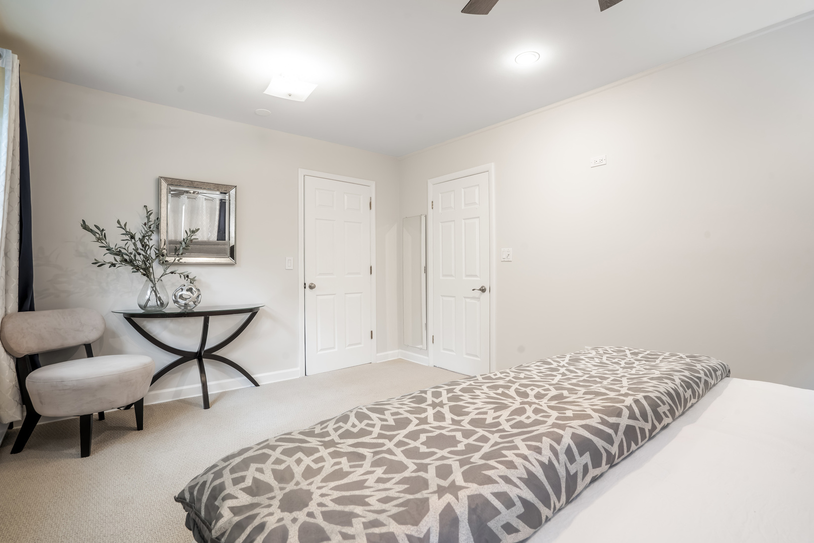 6925 N Ravenswood Avenue Property Photo 15