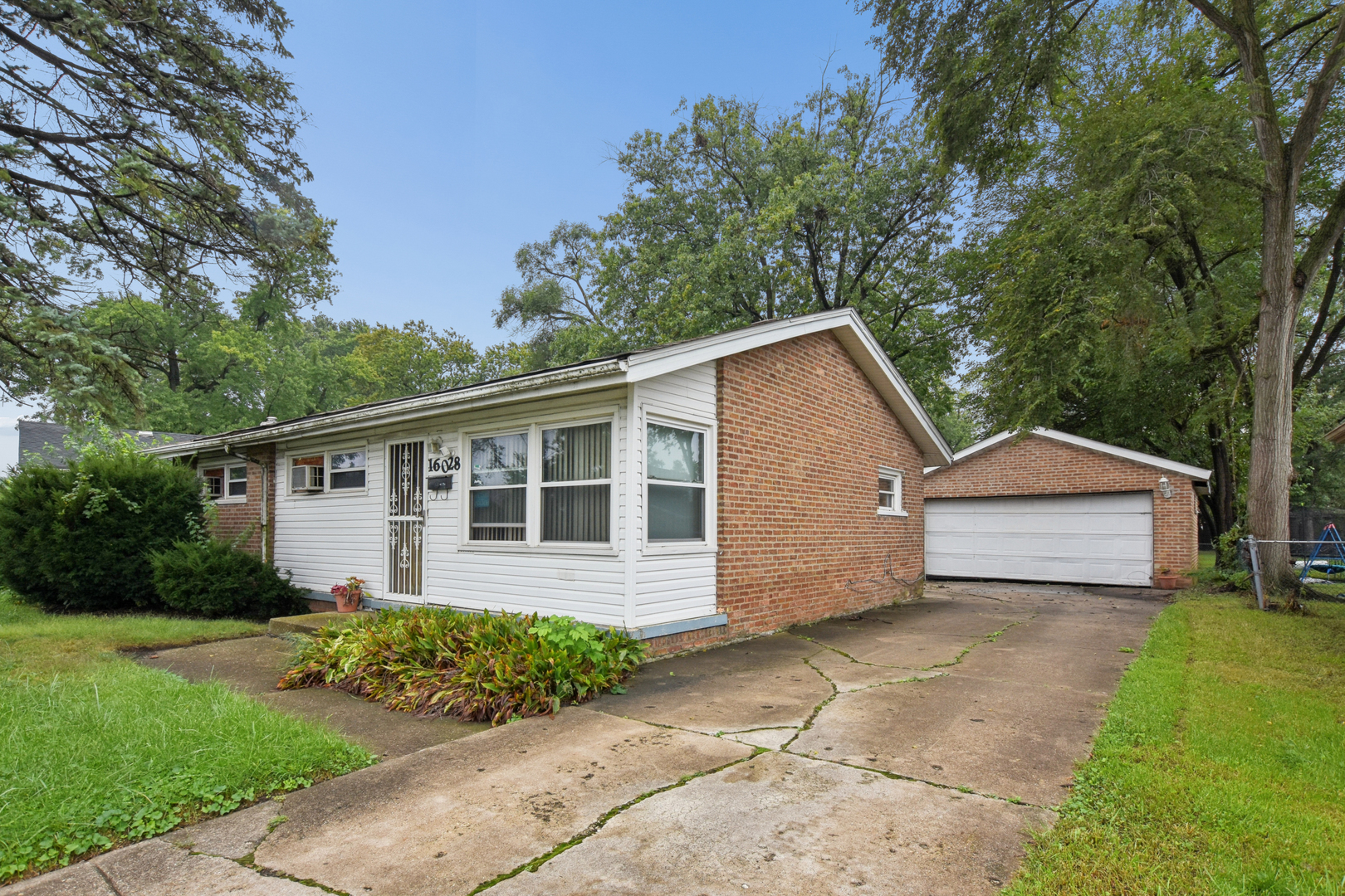 16028 Richmond Avenue Property Photo 2