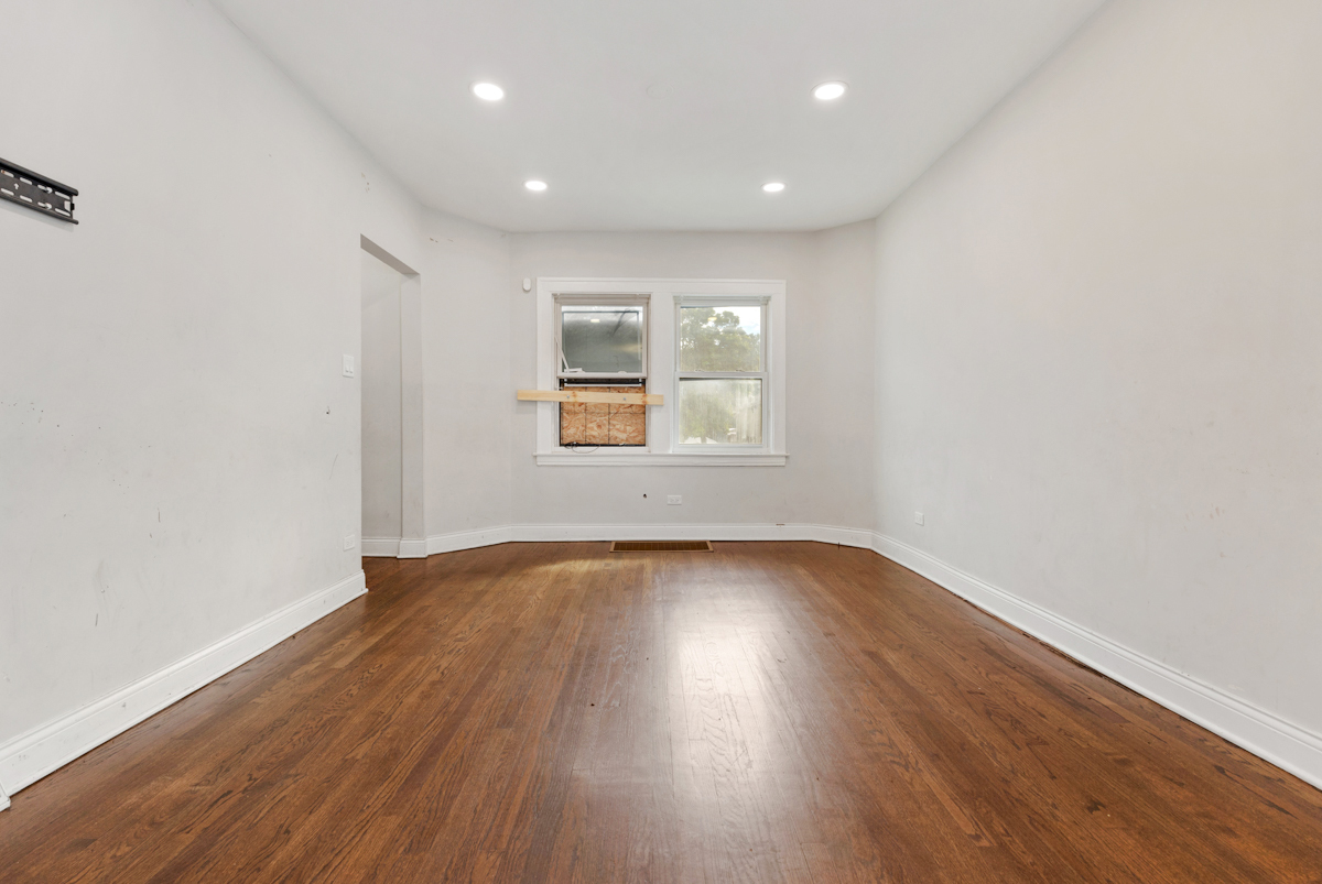 9132 S Blackstone Avenue Property Photo 3
