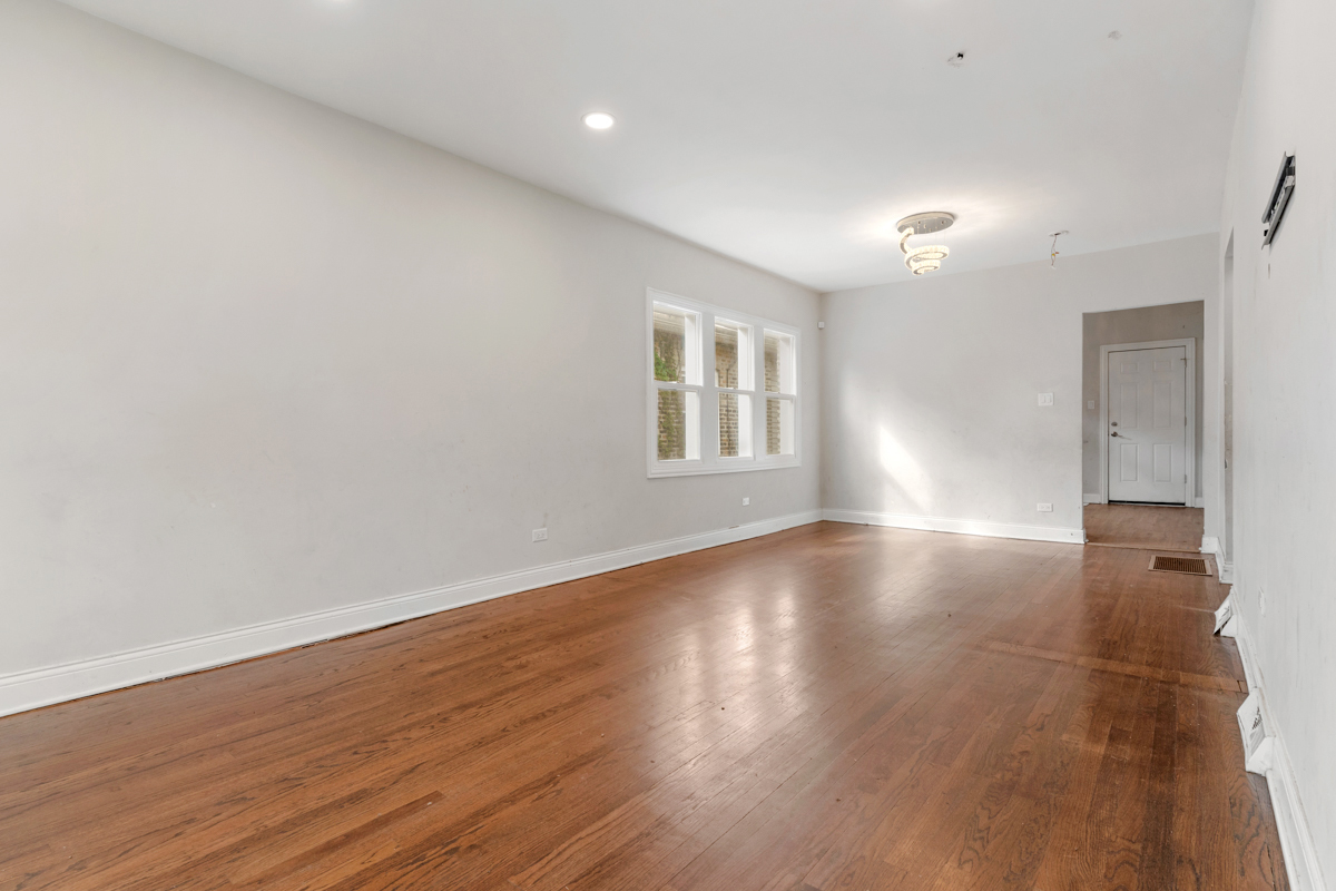 9132 S Blackstone Avenue Property Photo 4