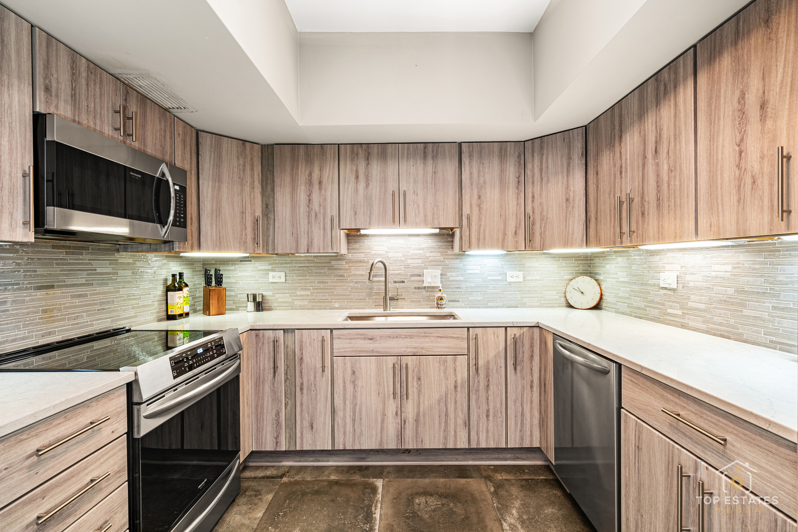 175 E Delaware Place 6611 Property Photo 6
